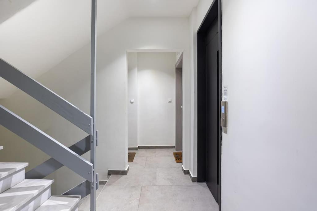 Red Velvet Apt Near City Centre Tesalonika Bagian luar foto